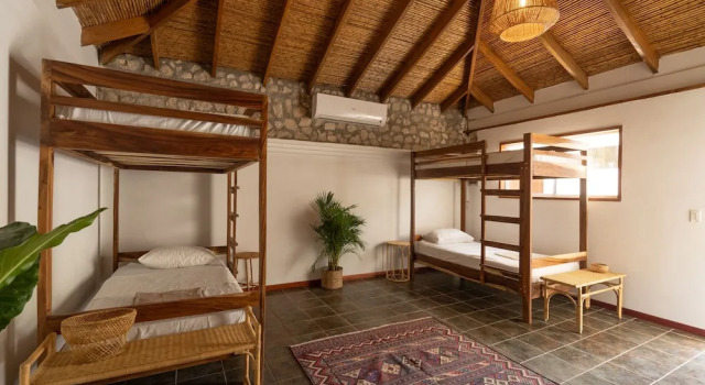 Кровать в общем номере Dream Surf House Avellana