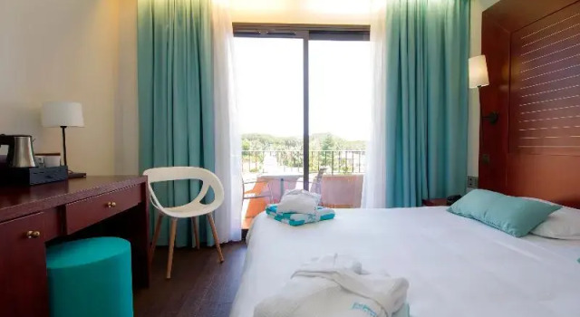 Двухместный клубный номер Standard с балконом и с видом на окрестности Hôtel Les Jardins De Sainte-Maxime