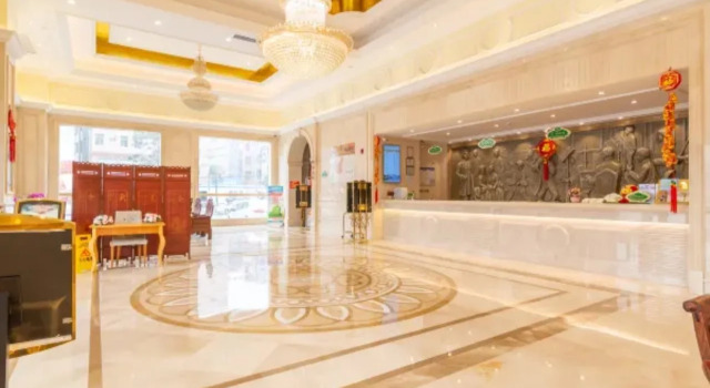 Vienna Hotel (Huizhou Zhongkai High-speed Railway Station Green Fairy Tale Branch), Boek Hotel Hotels in Guangdong met parkeren, Parkeren