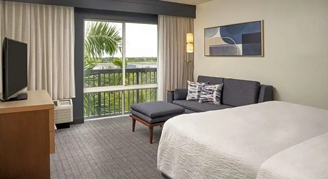 Четырёхместный номер Deluxe с балконом Courtyard by Marriott Fort Lauderdale Weston