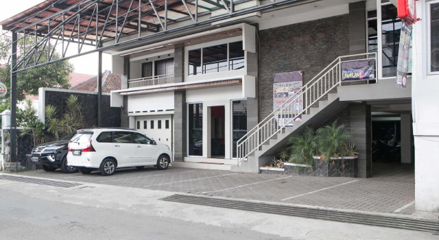 Кровать в общем номере RedDoorz near Gedung Sate 2