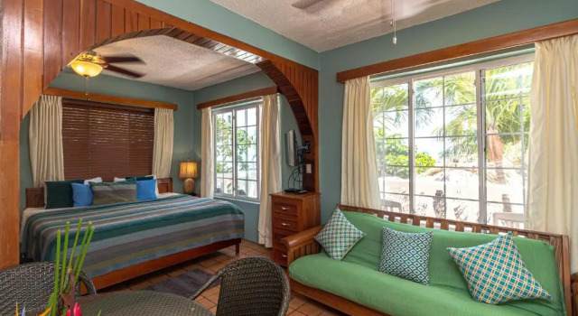 Номер Standard с балконом Blue Tang Inn - Beachfront Suites and Pool