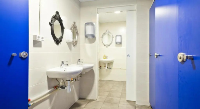 Кровать в общем номере Casa Barcelo Camp Nou Barcelona