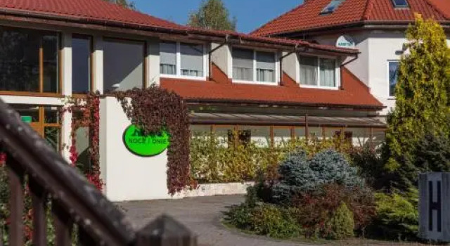 Noce i Dnie, Varaa Hotelli Elganowo Pommeri