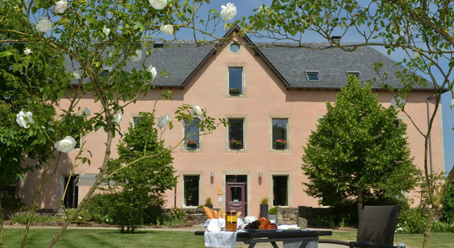 O podwyższonym standardzie dwuosobowy pokój Ferme de Bourran Hotel