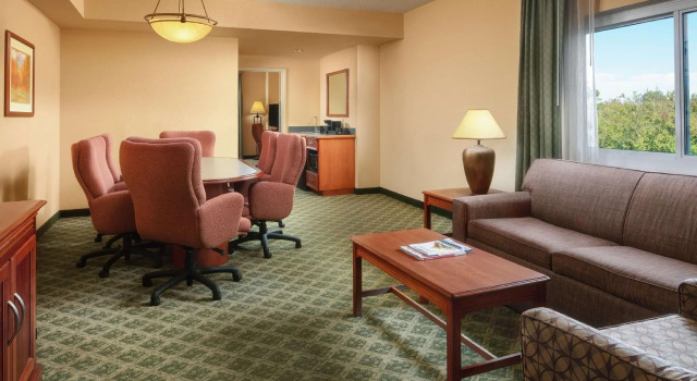 Двухместный номер Standard Embassy Suites by Hilton Charleston Airport Convention Ctr