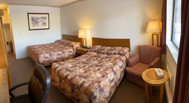 Четырёхместный номер Standard с красивым видом из окна Tumbler Ridge Inn