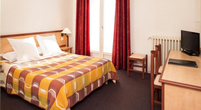 Hotel Le Montaigu, Rezerwuj Hotel Hotele i noclegi w Esquieze-Sere, Hotel