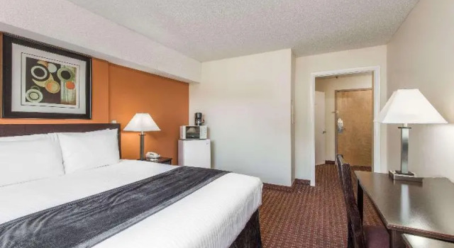 Номер Standard Days Inn & Suites Groton