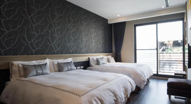 Четырёхместный номер Standard с балконом Tianli Hotel