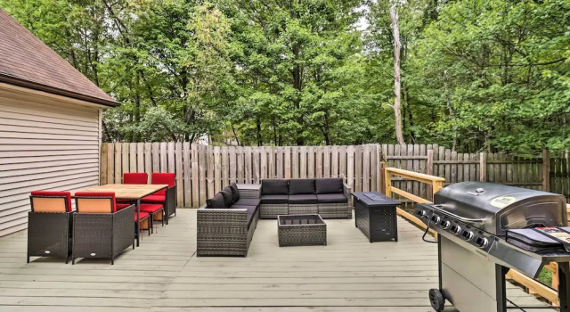 Коттедж с 3 комнатами Chic Long Pond Family Home w/ Fire Pits & Deck!