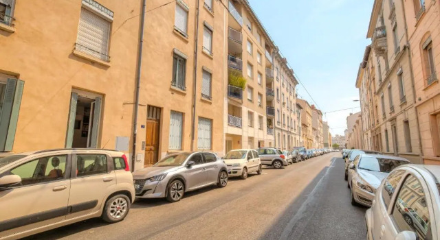 Appartement cosy pour weekend ou déplacement pro, Rezerwuj Apartament Hotele w Rhône z parkingiem, Parking