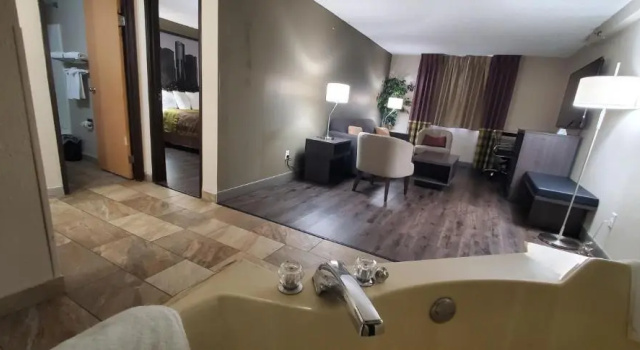 Двухместный люкс c 1 комнатой Super 8 by Wyndham Sterling Heights/Detroit Area