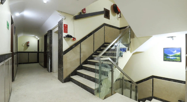 Vaccinated Staff- OYO 2157 Hotel High 5 Land, Забронировать Отель Отели Нью-Дели с парковкой, Парковка