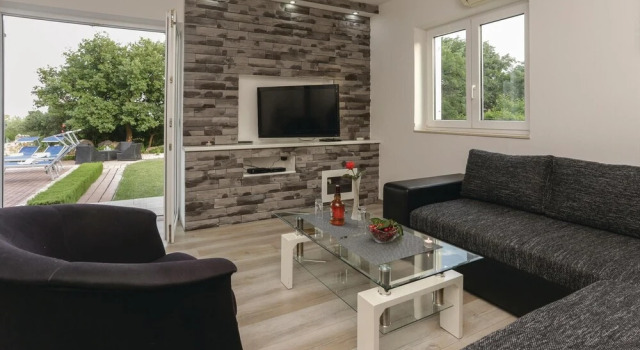Nice Home in Kastel Novi With Wifi and 3 Bedrooms, Rezerwuj Hotel Rudine Split-Dalmatia County