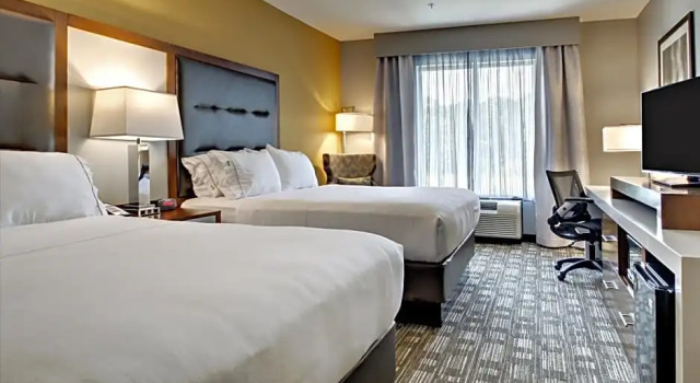 Люкс Deluxe Holiday Inn Express Hotel & Suites Albany by IHG