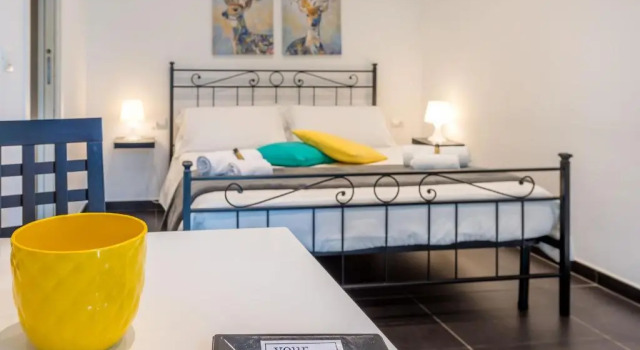 YOUR HOUSE ROOMs 1, Book Hostel / Vandrerhjem Hostels i Bari Province, Hostel / Vandrerhjem