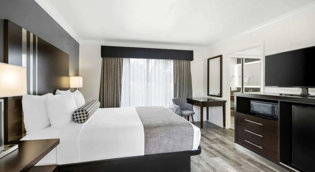Кровать в общем номере с 2 комнатами Best Western Park Crest Inn