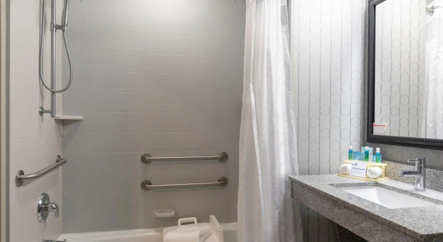 Четырёхместный номер Standard Holiday Inn Express & Suites Columbus - Polaris, an IHG Hotel