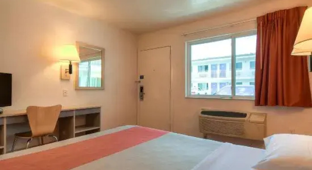 Люкс Motel 6-Westminster, CA - South - Long Beach Area