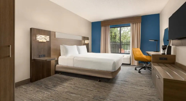 Люкс c 1 комнатой Holiday Inn Express & Suites Greenville-Downtown by IHG