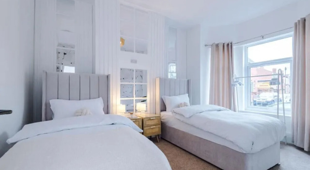 Коттедж Modern & Chic Four Bedroom Home