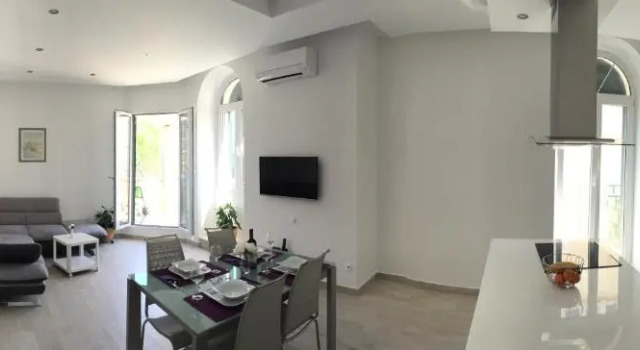 Jadranka, Prenota Hotel Splitska 