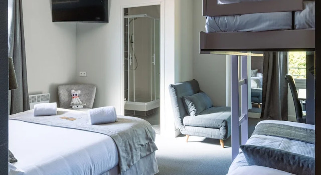 Четырёхместный семейный номер Standard Logis hôtel Aux Berges de lAveyron