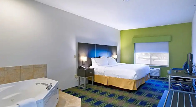 Двухместный люкс c 1 комнатой Holiday Inn Express Hotel & Suites Vermillion by IHG