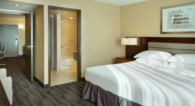 Номер Standard с видом на бассейн Hilton Winnipeg Airport Suites