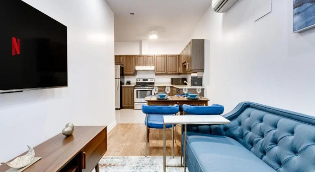 M11 Stylish Cute 3BR in the Heart of the City, Rezervasyon Otel Plateau Mont Royal Montreal, Complexe Desjardins yakınında