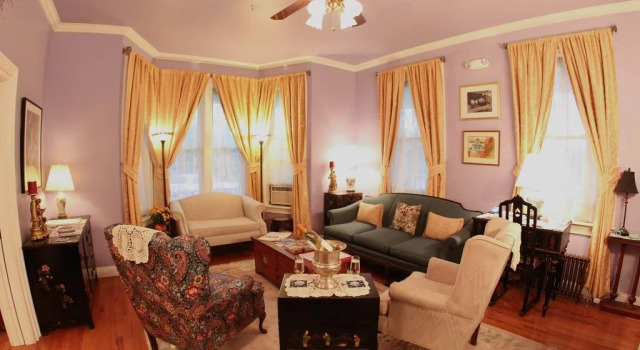 Sutton House B & B, Varaa Hotelli Hotellit New England uima-altaalla, Uima-allas