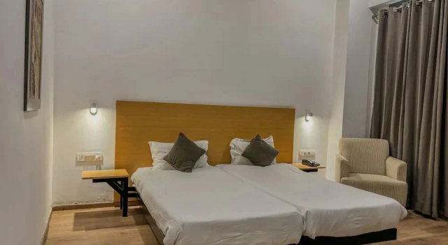 The Grand Hotel Bizzotel, Забронировать Отель Отели Гургаон с бассейном, рядом с Motorola Solutions India, Бассейн