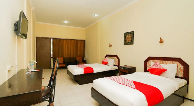 Двухместный номер Standard с балконом RedDoorz at Hotel Tampiarto Probolinggo Jawa Timur