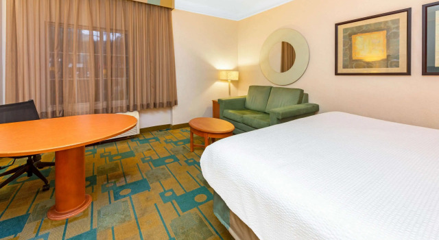 La Quinta Inn & Suites by Wyndham USF (Near Busch Gardens)