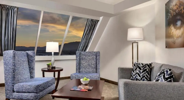 Двухместные люкс Corner Pyramid Luxor Hotel and Casino