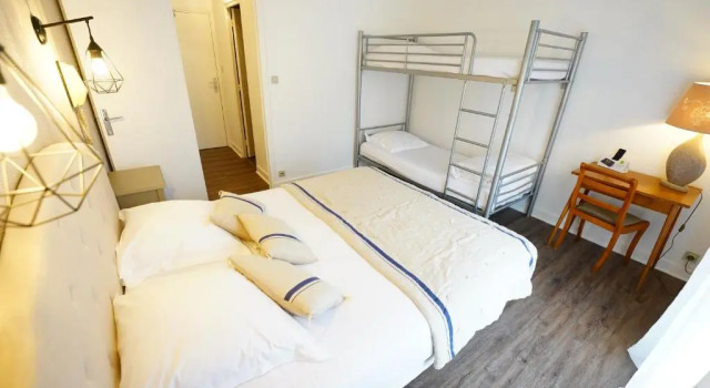 Четырёхместный номер Standard Logis Hôtel Le Griou
