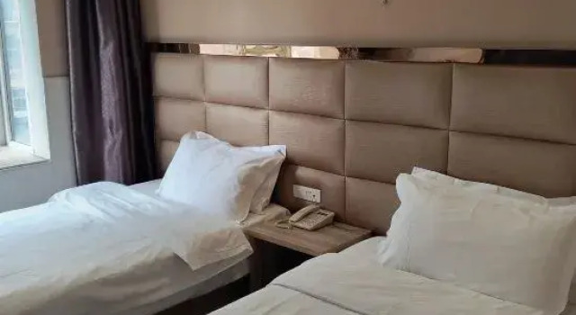 Кровать в общем номере (мужской номер) jinshutian Business Hotel