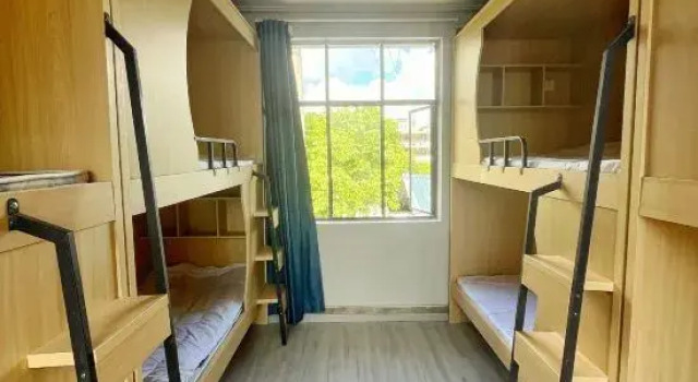No.29 Courtyard Hostel, Забронировать Хостел Отели Лицзян с парковкой, рядом с Улица Сквер-стрит Древнего города Даянь, Парковка