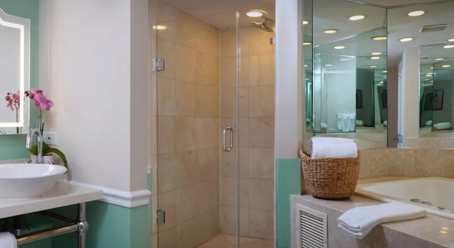 Двухместный номер Standard с балконом и с частичным видом на океан Ocean Key Resort & Spa, a Noble House Resort