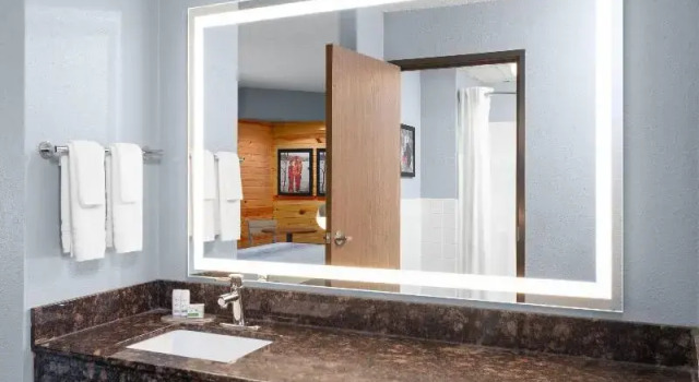Люкс Superior AmericInn by Wyndham West Salem