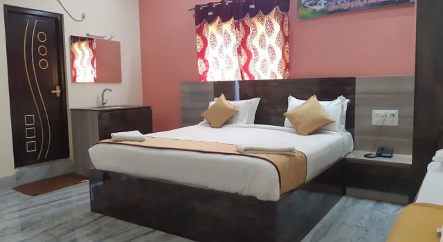 Трёхместный номер Deluxe Devansh Bhanu Residency DBR