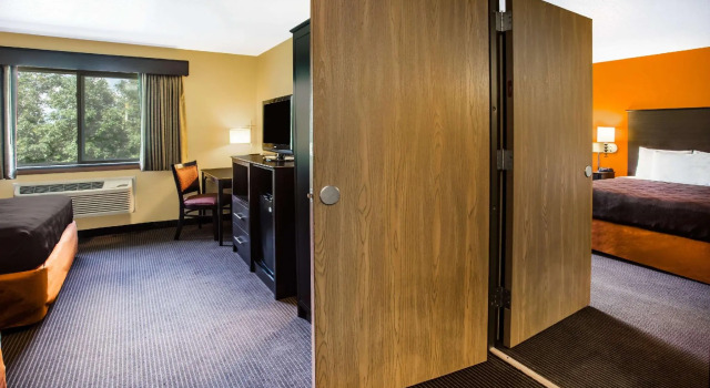 Двухместный люкс Deluxe AmericInn by Wyndham Menomonie