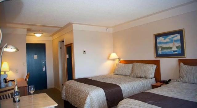 Четырёхместный номер Standard с видом на улицу Sidney Waterfront Inn & Suites