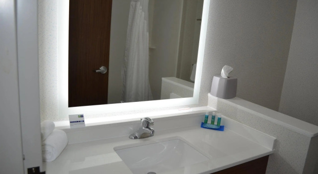Четырёхместный люкс Holiday Inn Express & Suites - Charlotte NE - University Area by IHG
