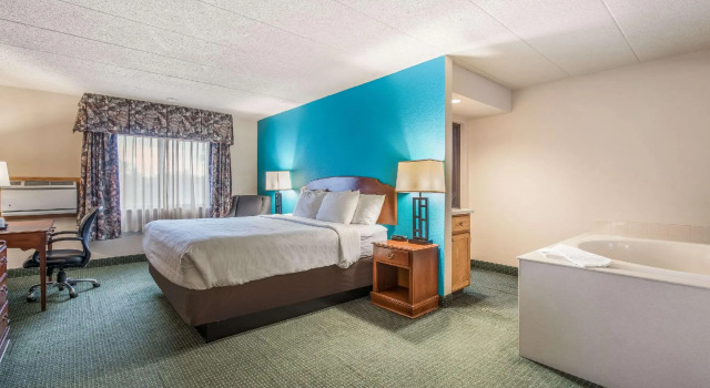 Двухместный люкс AmericInn & Suites by Wyndham Baraboo Event Center
