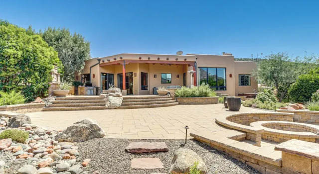 Коттедж 1/2 Mi to Airport Mesa! Hot Tub Haven w/ Mtn Views