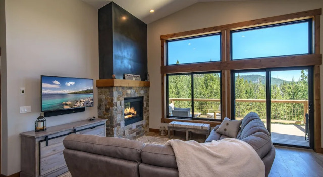 Tahoe Donner Home 4 Bedrooms 2.5 Bathrooms Home