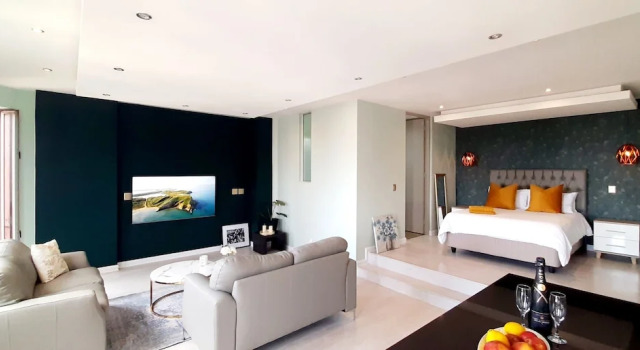 Студия Luxury 4 on Pritchard Luxury Suites
