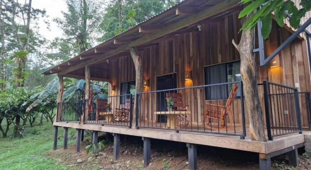 Семейное бунгало с балконом и с видом на сад Finca Amistad Cacao Lodge